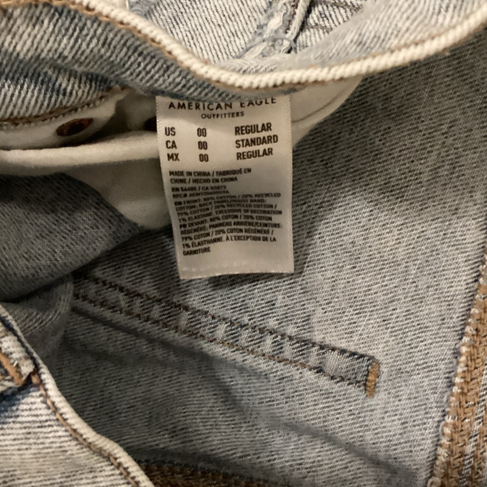 American Eagle Outfitters Light Wash Distressed Straight Jeans - Picture 3 of 4